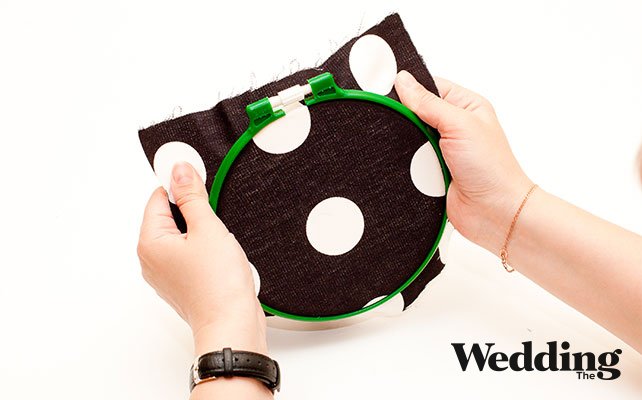 закрепить ткань на пяльцах