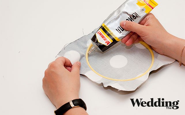 приклеить края ткани к оборотной сторне