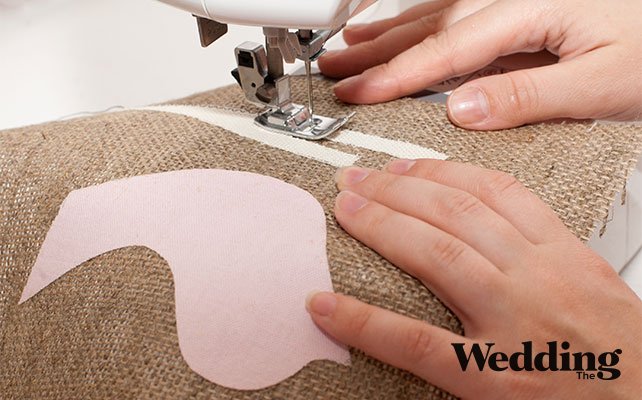 как сделать подушечку для колец с аппликацией, обработать края аппликации строчкой «зигзаг»