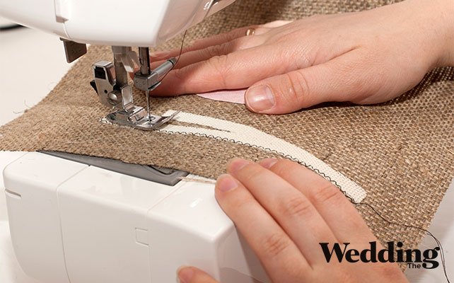 как сделать подушечку для колец с аппликацией, обработать края аппликации строчкой «зигзаг»