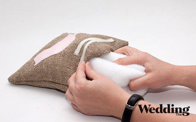 как сделать подушечку для колец с аппликацией, набить подушечку синтепоном