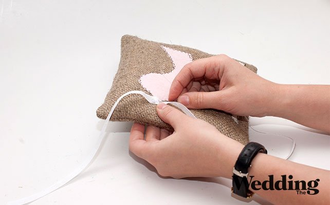 как сделать подушечку для колец с аппликацией, к клюву птички пришить декоративную ленту