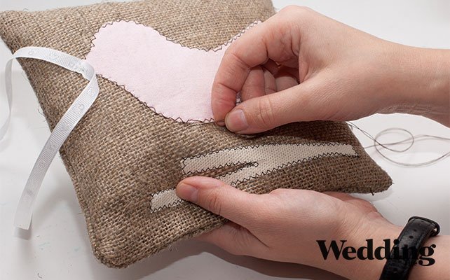 как сделать подушечку для колец с аппликацией, вышить птице лапки