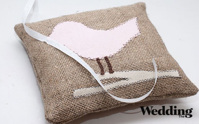 как сделать подушечку для колец с аппликацией, вышить птице лапки