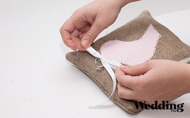 как сделать подушечку для колец с аппликацией, закрепить на ленте кольца