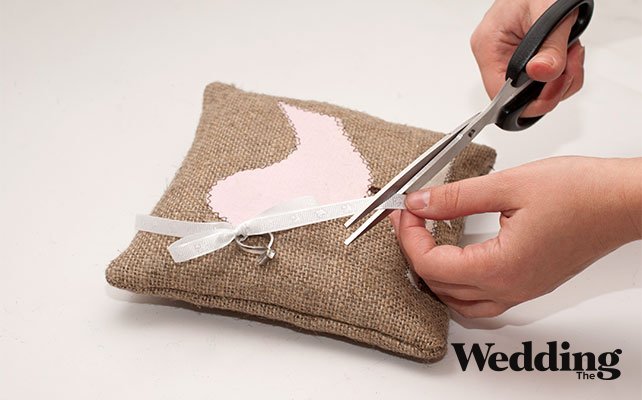 как сделать подушечку для колец с аппликацией, отрезать лишнюю длину ленты