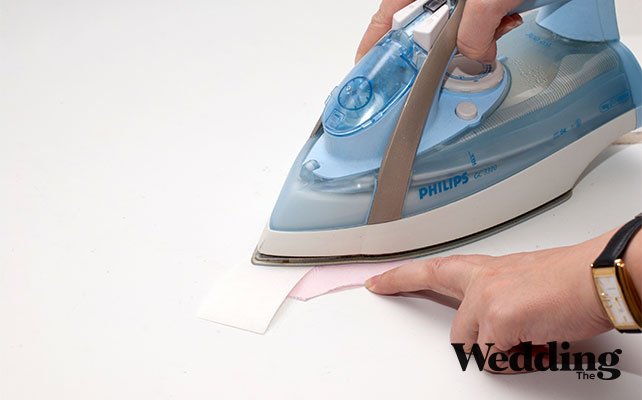 как сделать подушечку для колец с аппликацией, прогладить утюгом