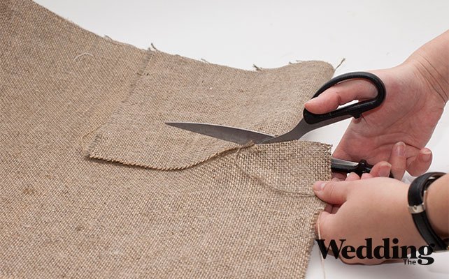 как сделать подушечку для колец с аппликацией, вырезать из мешковины два квадрата