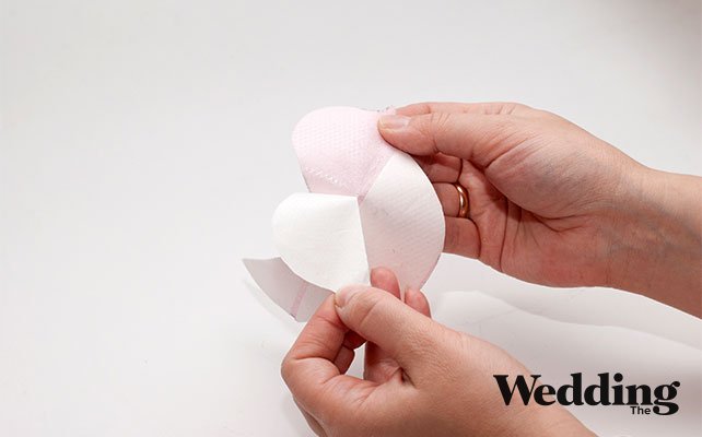 как сделать подушечку для колец с аппликацией, снять защитный слой «паутинки» с аппликации