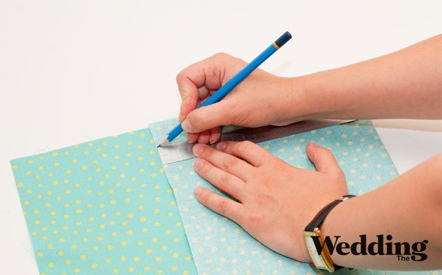 отрезать кусок ткани для подушечки