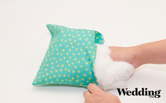 набить подушечку синтепоном