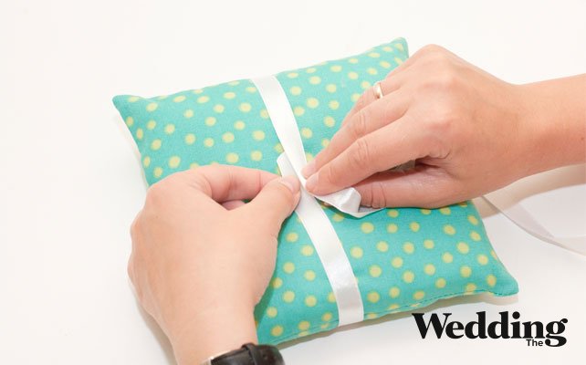 отмерить нужную длину атласной ленты