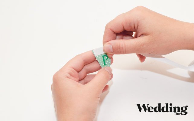 приклеить к шаблону двухсторонний скотч