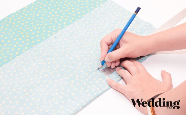 отрезать кусок ткани для подушечки