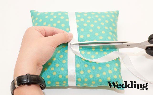 отмерить нужную длину атласной ленты