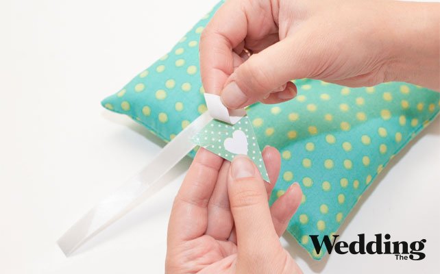 приклеить флажки к ленточке