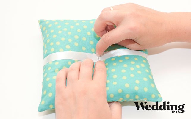 пришить второй конец ленты к подушечке