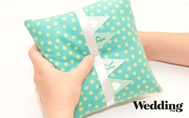 пришить второй конец ленты к подушечке