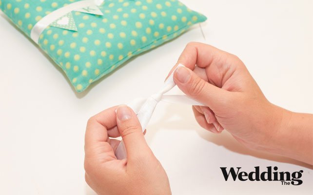 завязать из атласной ленты бантик