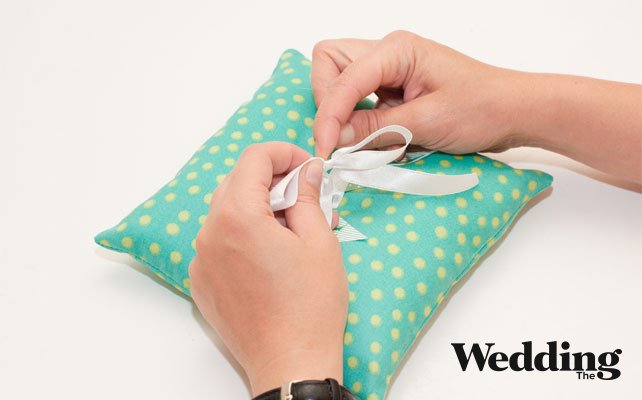 пришить бантик к подушечке