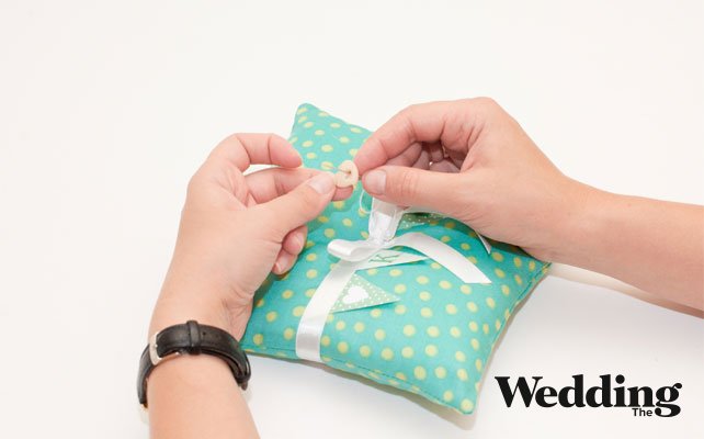 пришить на бантик декоративную пуговицу