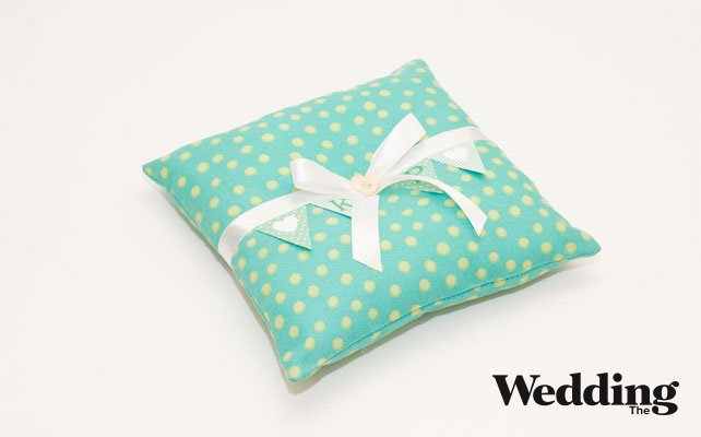 пришить на бантик декоративную пуговицу