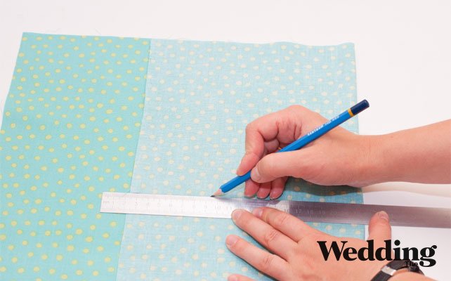 отрезать кусок ткани для подушечки