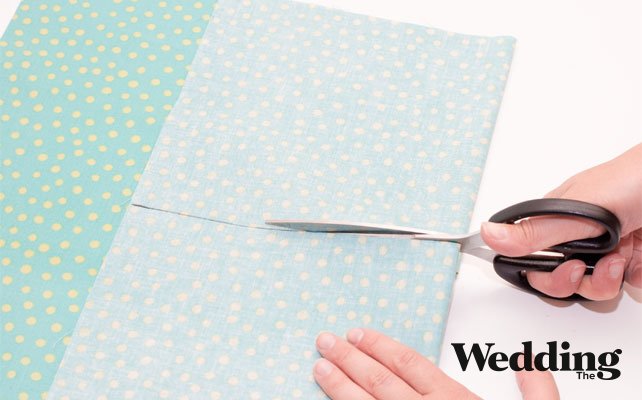 отрезать кусок ткани для подушечки