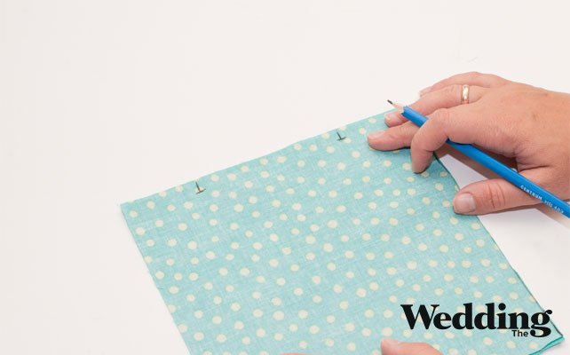 поставить засечки карандашом