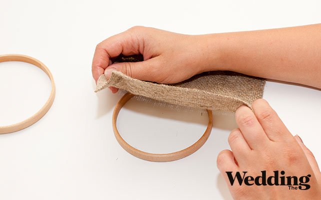 Как сделать подушечку для колец из пяльцев, наложить ткань на половинку пяльцев