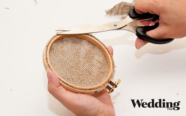 Как сделать подушечку для колец из пяльцев, обрезать излишки ткани