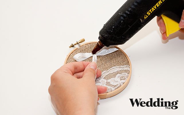 Как сделать подушечку для колец из пяльцев, приклеить ленту к подушеке