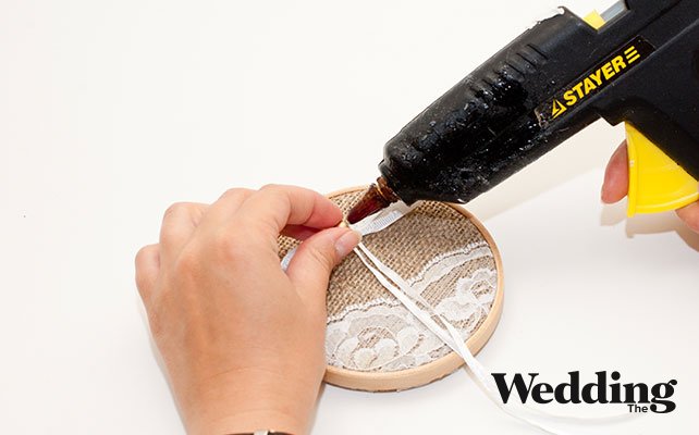 Как сделать подушечку для колец из пяльцев, приклеить бусину