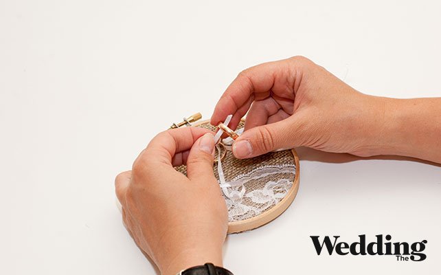 Как сделать подушечку для колец из пяльцев, привязать кольца к подушечке