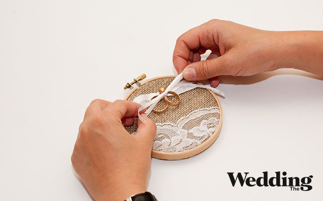 Как сделать подушечку для колец из пяльцев, привязать кольца к подушечке