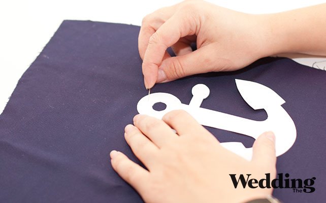 Как сделать подушечку для колец с якорем, закрепить бумажный якорь на ткани и обвести по контуру мелом, перенести якорь на ткань