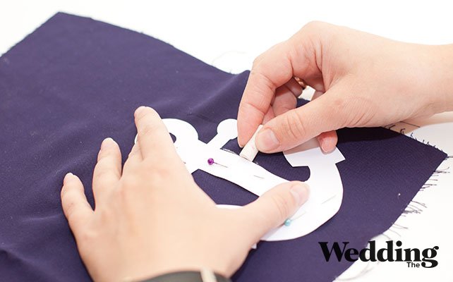 Как сделать подушечку для колец с якорем, закрепить бумажный якорь на ткани и обвести по контуру мелом, перенести якорь на ткань