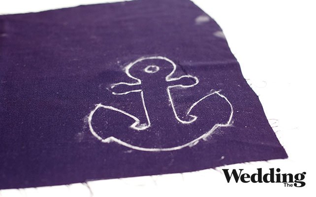 Как сделать подушечку для колец с якорем, закрепить бумажный якорь на ткани и обвести по контуру мелом, перенести якорь на ткань