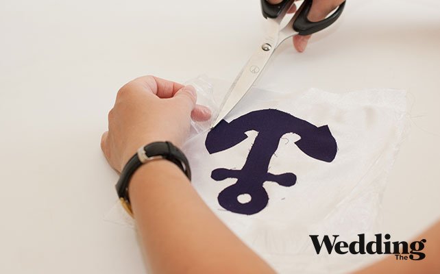 Как сделать подушечку для колец с якорем, обрезать лишнюю плёнку