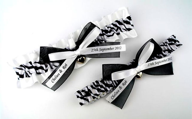 подвязка с именами молодоженов