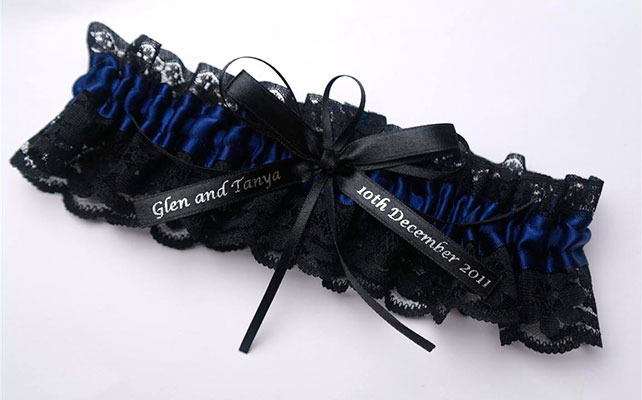 подвязка с именами молодоженов