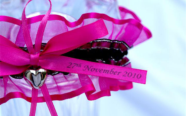 подвязка с именами молодоженов