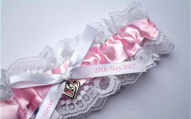 подвязка с именами молодоженов