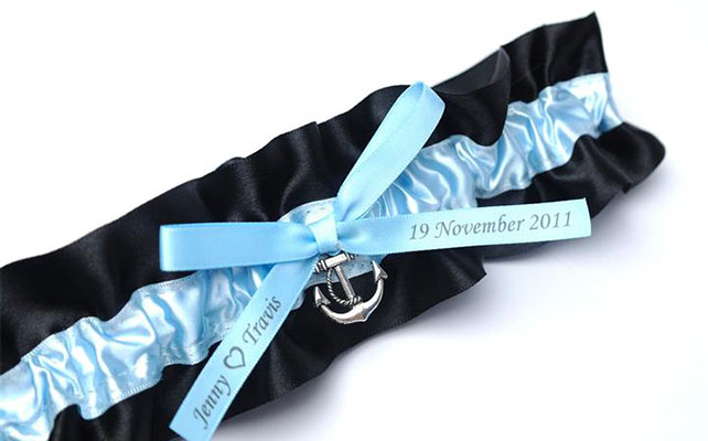 подвязка с именами молодоженов