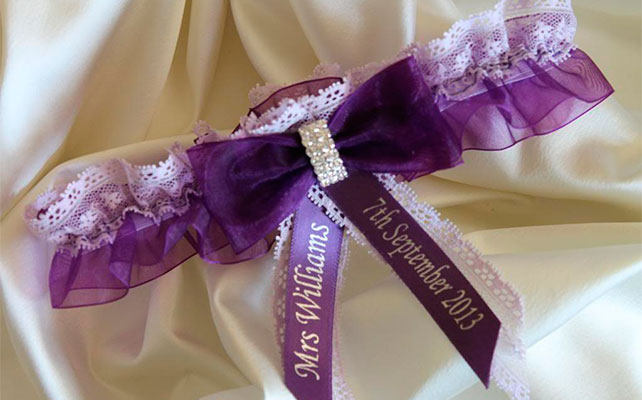 подвязка с именами молодоженов