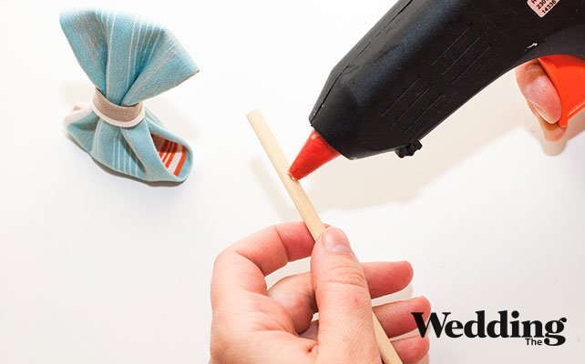 к бабочке приклеить палочку, как сделать пригласительный на мальчишник своими руками