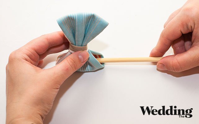 к бабочке приклеить палочку, как сделать пригласительный на мальчишник своими руками