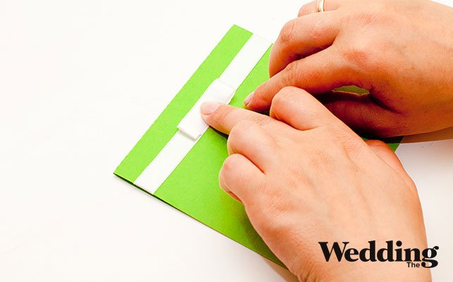 приклеить бантик к приглашению