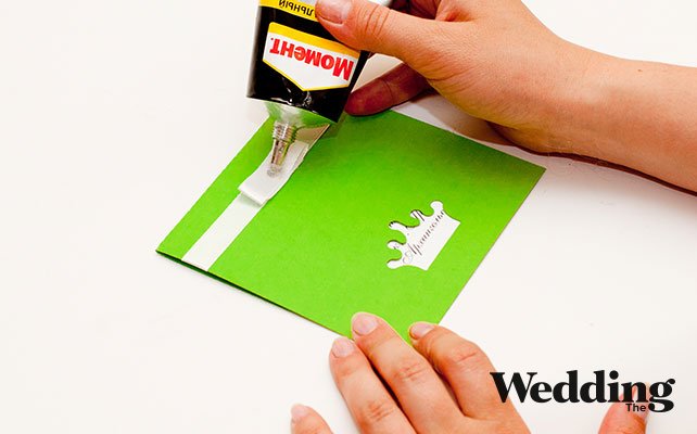 приклеить к бантику стразу