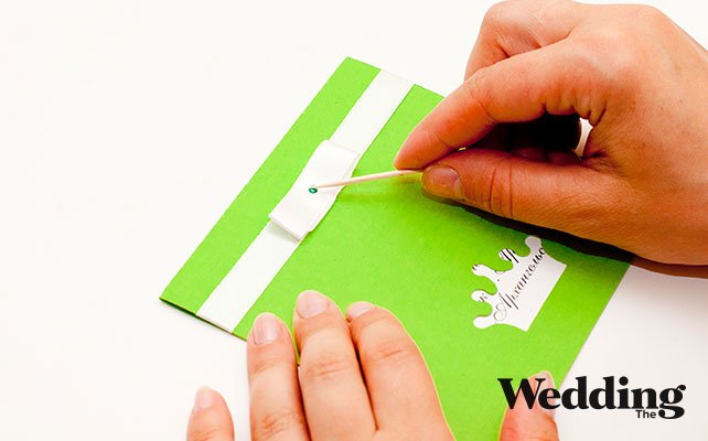 приклеить к бантику стразу